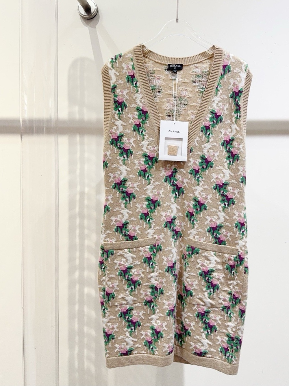 🚩steal CHANEL Beige Knit Floral Vest with Pink & Green Accents